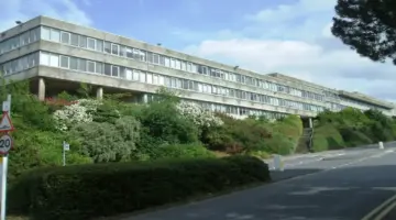 حكم قضائي يمنح عاملة نظافة جامعية تعويضًا بـ264 ألف جنيه إسترليني إثر فصلها تعسفيًا